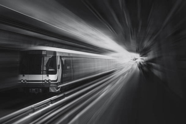 Nagy sebességű üzleti vonat közlekedés és technológia koncepció, gyorsulás szupergyors gyors mozgás berreg elmaszatol - Fotó, kép