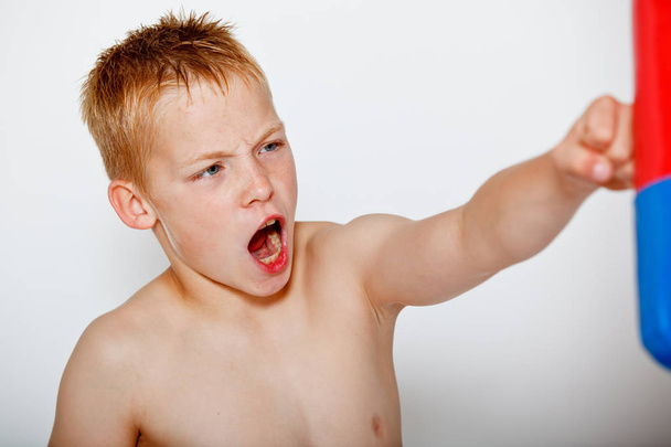 Φωνάζοντας εν ενεργεία πυγμαχία αγόρι - Φωτογραφία, εικόνα
