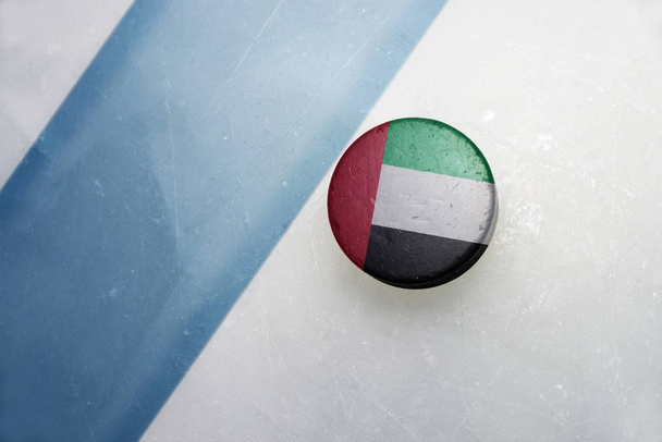 vanha jääkiekko kiekko kanssa lippu yhdistyneiden arabiemiirikuntien
. - Valokuva, kuva