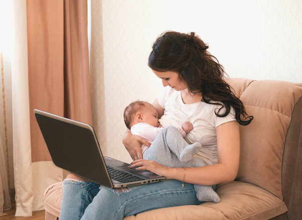l young mother working with laptop  - Фото, зображення