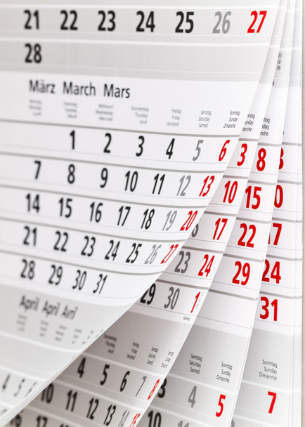 Фрагмент календаря с полуоткрытыми листами под разными углами
 - Фото, изображение