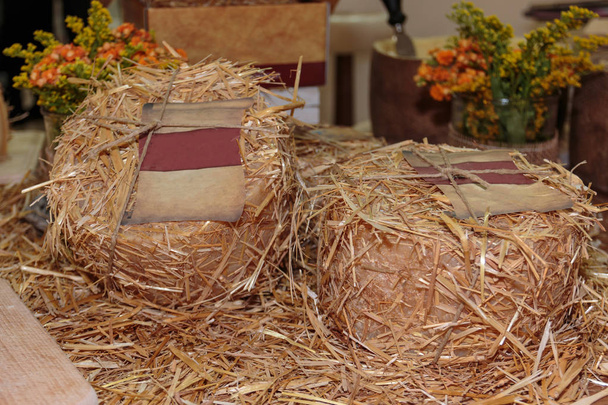 Italský ovčí sýr: ve věku Pecorino kryt s dekorativní - Fotografie, Obrázek