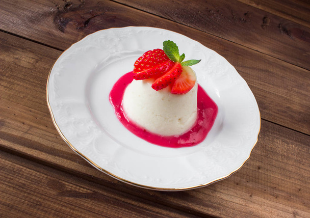 closeup italian dessert Pannacotta with strawberries - Fotoğraf, Görsel