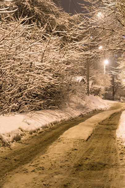 Snow-covered road on a quiet street - Foto, afbeelding