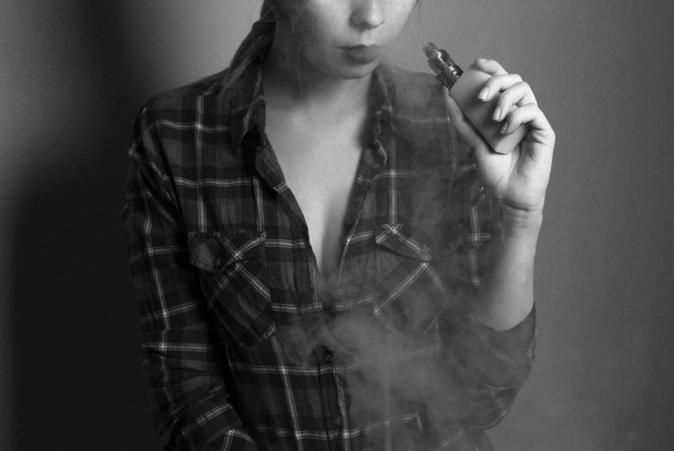 vaporizzatore (e-sigaretta, sigaretta elettronica) ragazza in bianco e nero
 - Foto, immagini