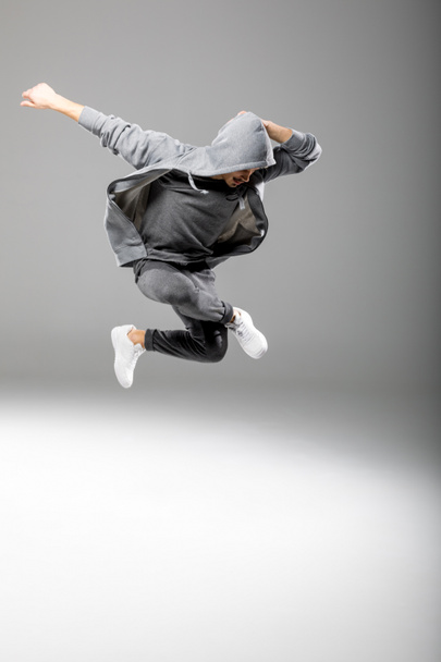 молодой человек танцует  - Фото, изображение