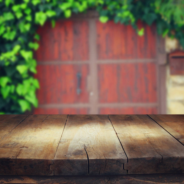 Table vide devant une porte en bois antique floue
 - Photo, image