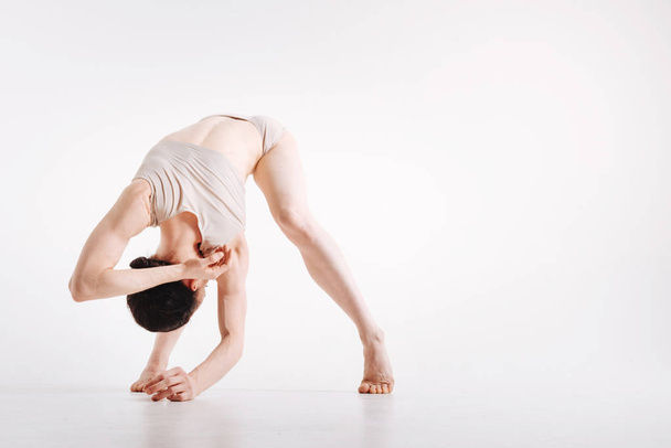 woman demonstrating her flexibility  - Foto, Imagen