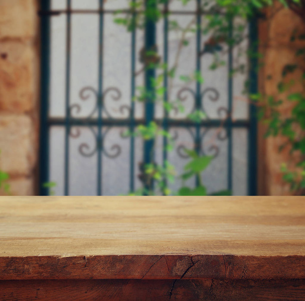 Table vide devant une fenêtre antique floue
 - Photo, image