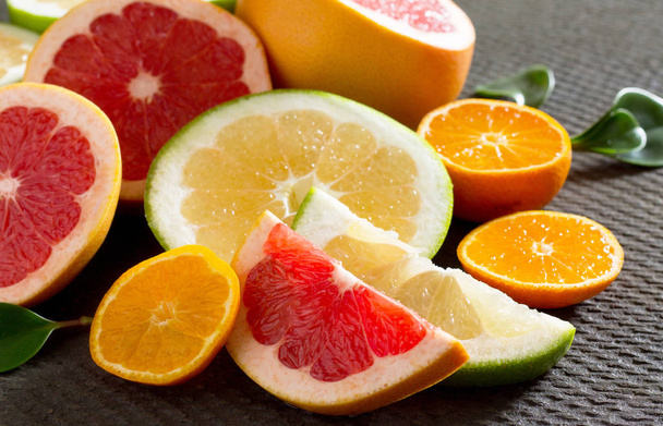 Zbiór owoców cytrusowych plasterkach grejpfrutów i mandarynki na  - Zdjęcie, obraz