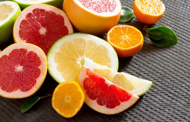 Citrusvruchten verzameling gesneden grapefruits en mandarijnen op  - Foto, afbeelding
