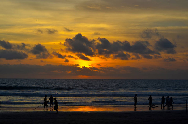 Sunset beach dawn evening sky clouds orange ocean sea people silhouettes - Фото, зображення