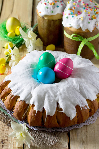 Traditional Easter food cake: the dough wrapped in a roll with n - 写真・画像