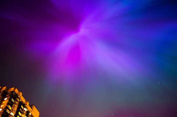 Aurora polaris Borealis espace étoiles ville lumières nuit ciel printemps industriel
 - Photo, image