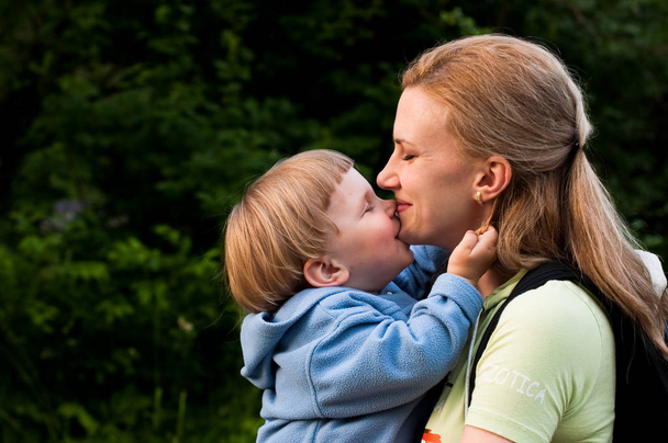 Anne ve kızı arasında öpüp - Fotoğraf, Görsel