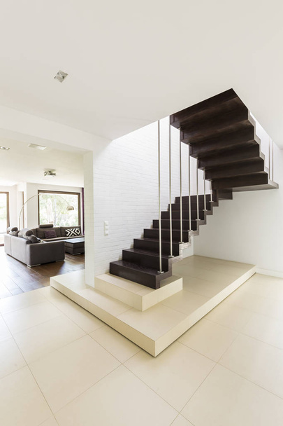 Лестница с черными ступенями
 - Фото, изображение