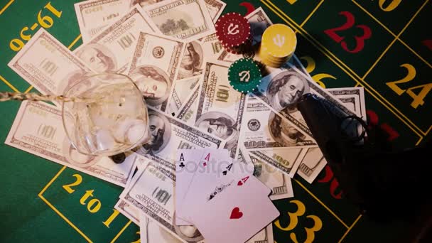 vidrio se llena en la mesa de dados en un casino de dinero en cámara lenta 240 fps
 - Metraje, vídeo