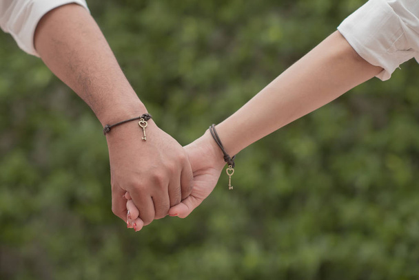 ευτυχισμένο ζευγάρι που κρατιέται χέρι χέρι - Φωτογραφία, εικόνα