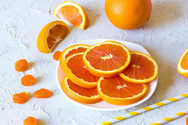 pomarańczowy plastry na talerzu - Zdjęcie, obraz