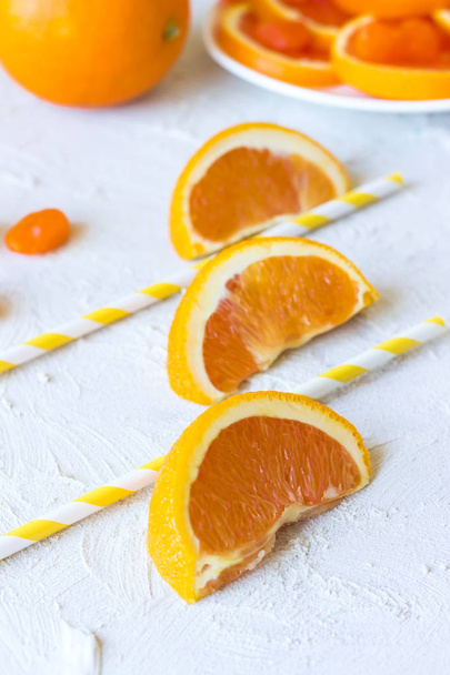 Tres rebanadas de naranja sobre un fondo textural
 - Foto, imagen