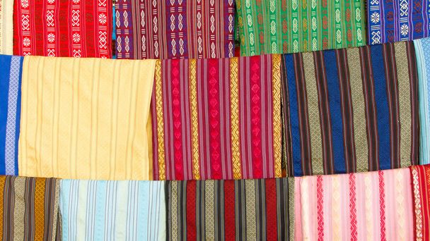 Bufandas de seda en exhibición en una fábrica de seda
 - Foto, Imagen