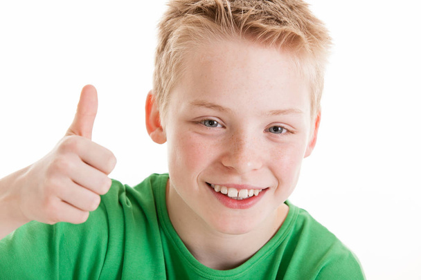 Giovane ragazzo mostrando pollice in su che simboleggia il successo
 - Foto, immagini