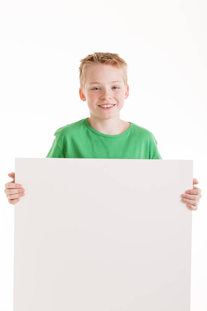 Boldog fiú elszigetelt fehér üres üres előjellel - Fotó, kép