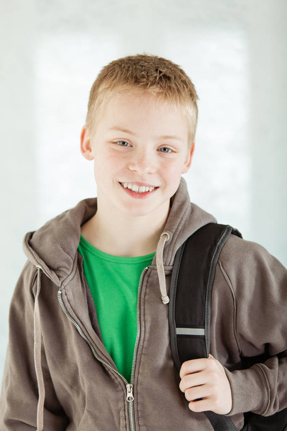 Usměvavý mladík na cestě do školy - Fotografie, Obrázek