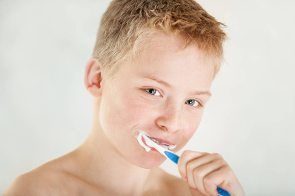 Young boy brushing his teeth - 写真・画像