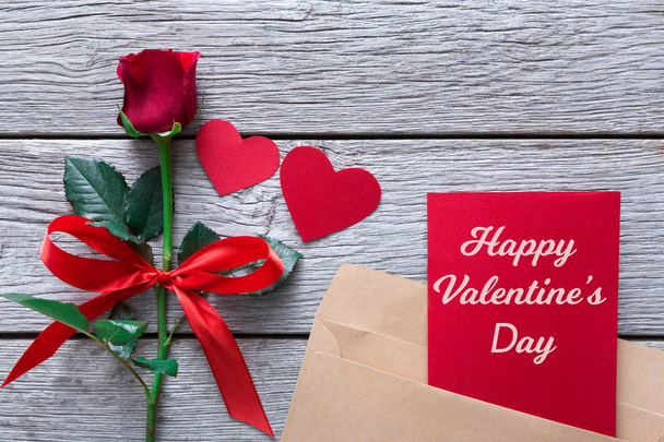 Valentine den pozadí, srdce, karta a růžový květ na dřevo - Fotografie, Obrázek