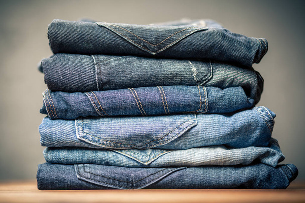 Mucchio di jeans
 - Foto, immagini