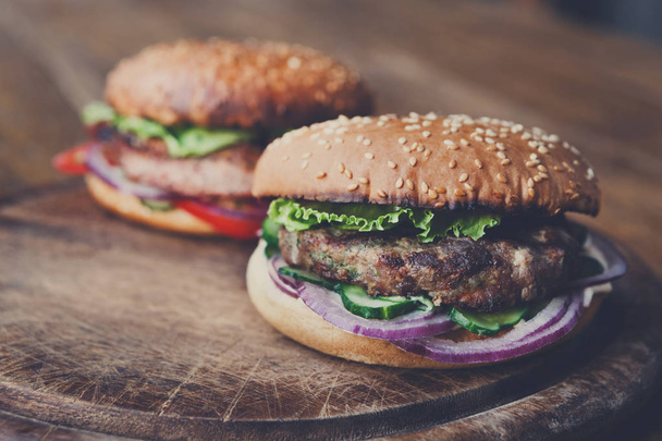 Klasyczny amerykański Burgery, fast food na tle drewna - Zdjęcie, obraz