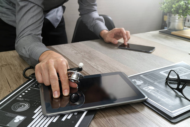Lekarz praca z komputera typu tablet cyfrowy z inteligentnego telefonu w  - Zdjęcie, obraz