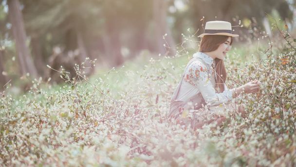 linda niña en un campo en otoño al atardecer
 - Foto, Imagen