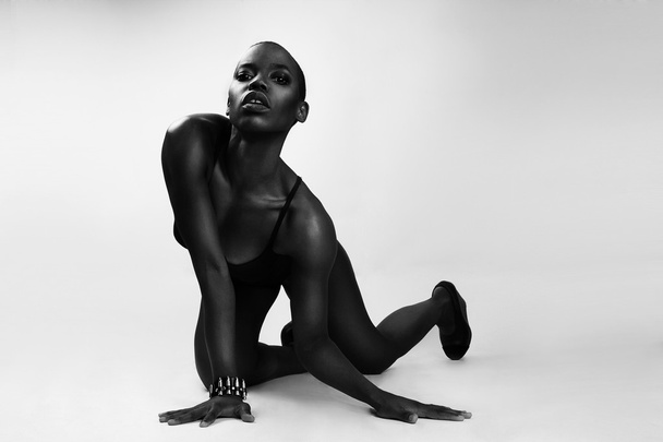Preto afro-americano britânico modelo de moda com pele perfeita lingerie estúdio retrato
 - Foto, Imagem