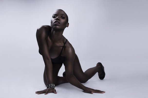 Modelo de moda británica afroamericana negra con retrato de estudio de lencería de piel perfecta
 - Foto, imagen