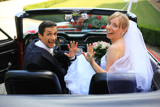 Fiatal esküvői pár cabriolet-autó - Fotó, kép