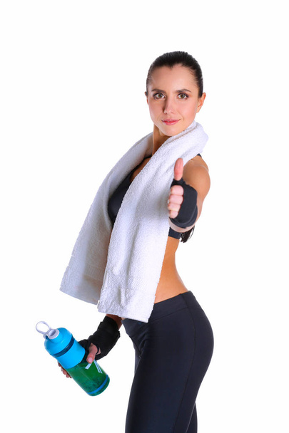 joven hermosa mujer deportiva de pie con una toalla aislada sobre fondo blanco
 - Foto, Imagen