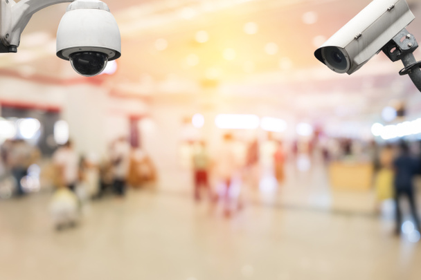 Cámara de seguridad de vigilancia o CCTV en la sala de eventos
 - Foto, imagen