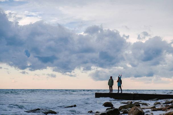 couple standing on the dock - Foto, Imagem