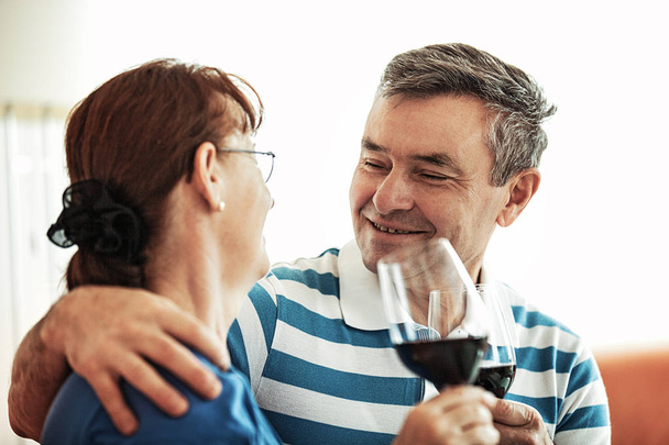 Senior couple drinking wine - Fotografie, Obrázek