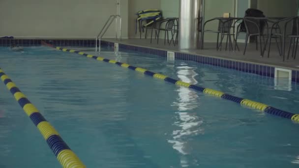 entrenamiento de nadador masculino en la piscina. Deportes activos en el agua. Deportes acuáticos y competiciones de natación
 - Metraje, vídeo
