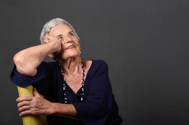 ritratto di una donna anziana - Foto, immagini