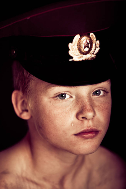 Αγόρι που φοράει ένα ομοιόμορφο κάλυμμα - Φωτογραφία, εικόνα