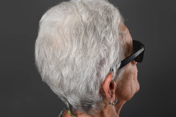 Donna anziana con occhiali
 - Foto, immagini