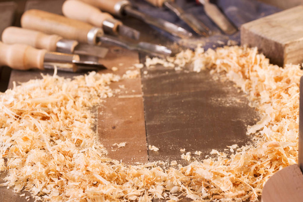 Herramientas de carpintería sobre mesa de madera con serrín. Sierra circular. - Foto, Imagen