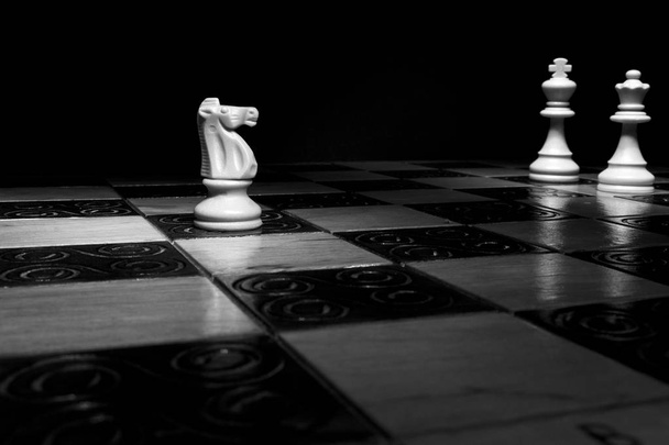 Schach während des Spiels auf einem Schachbrett fotografiert - Foto, Bild