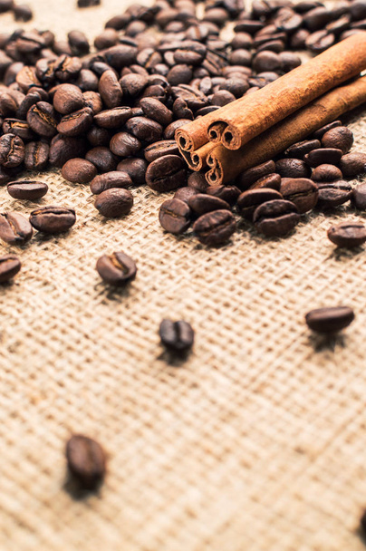 Kahve çekirdekleri ile tarçın ve anason Sim Tarih - Fotoğraf, Görsel