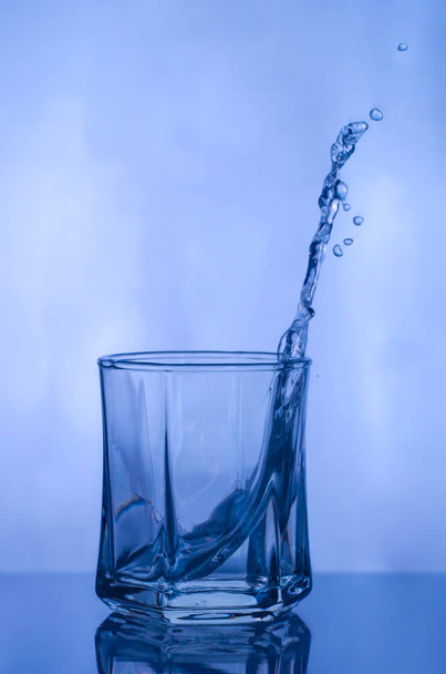 Water splash in a glass - Foto, afbeelding