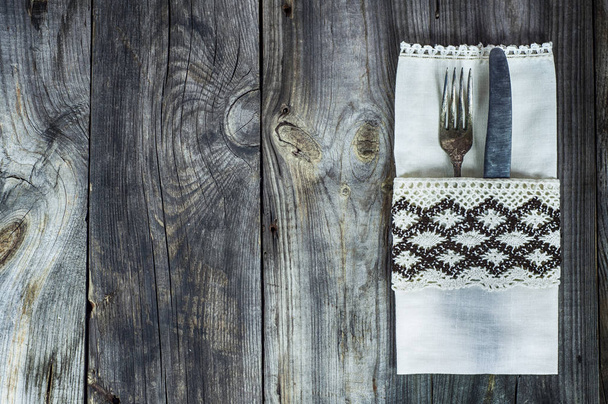 Bestek vork en mes versierd met vintage doek - Foto, afbeelding